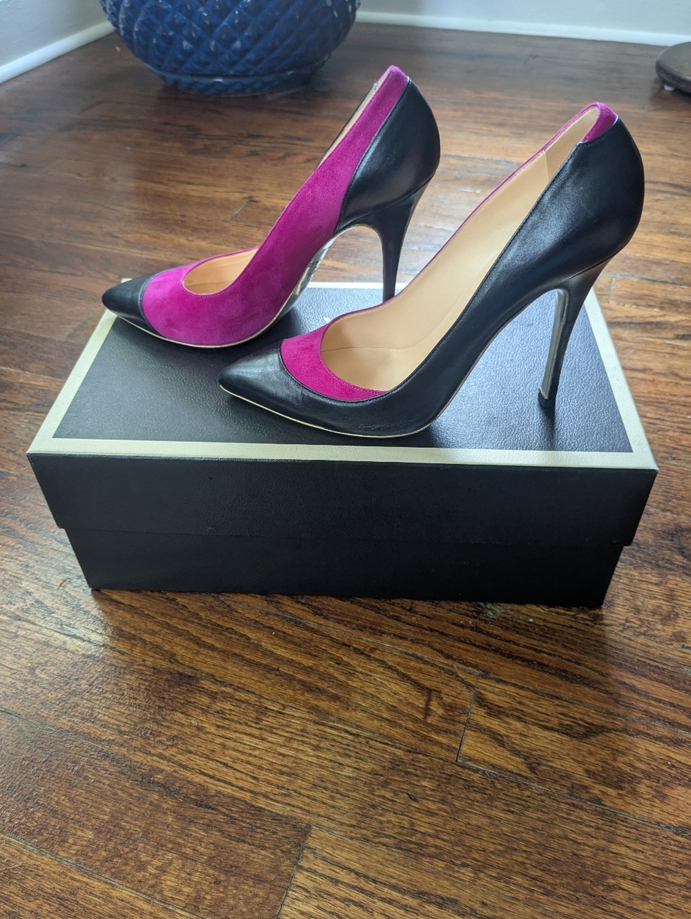 Two-Tone Italian Pointed Pumps in Fuchsia and Black - Picture 3 of 13